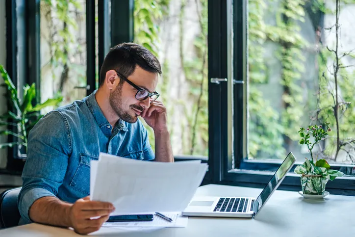An investor researching safe investments with high returns.